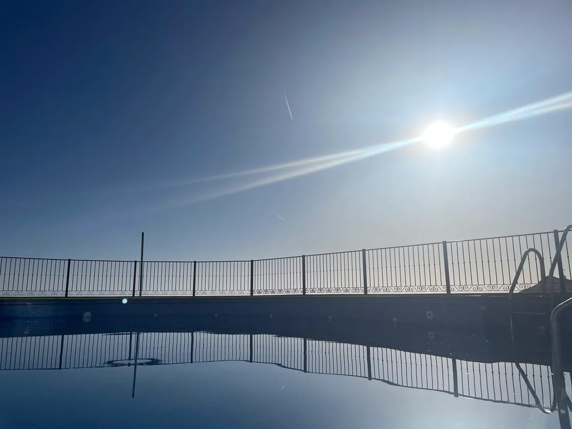 Infinity-like Pool. Zur Abkühlung. image 2